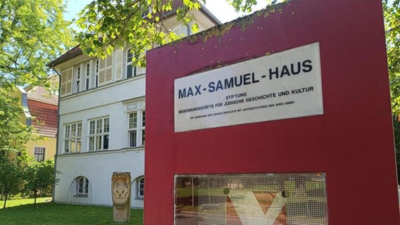Das Max-Samuel-Haus befindet sich in Rostock. © NDR Foto: Vanessa Kiaulehn