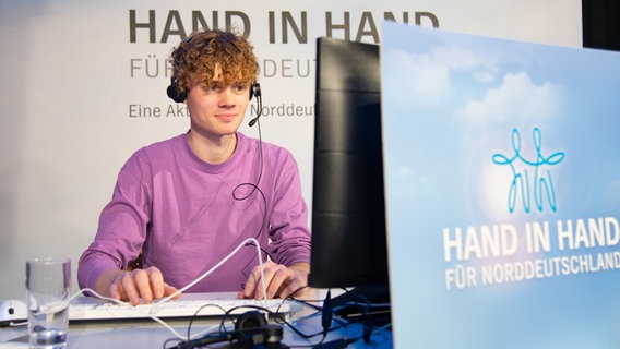 Musiker Luis Dannewitz am Spendentelefon. © NDR Foto: Sara Scholl