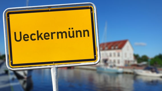 Ein Ortschild mit der plattdeutschen Version von Ueckermünde, Ueckermünn © Colourbox, panthermedia Foto: hoch2wo photo & design, GabiS