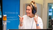 Moderatorin Theresa Hebert summt die neuen Kopfhörerhits ein © NDR Foto: Jan Baumgart