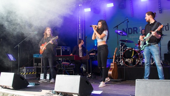 Die Band "Carina Castillo" auf der Bühne beim NDR Fest in Grimmen © NDR Foto: Jan Baumgart