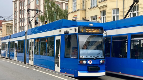 Eine Straßenbahn fährt durch Rostock. © NDR Foto: Sabine Frömel
