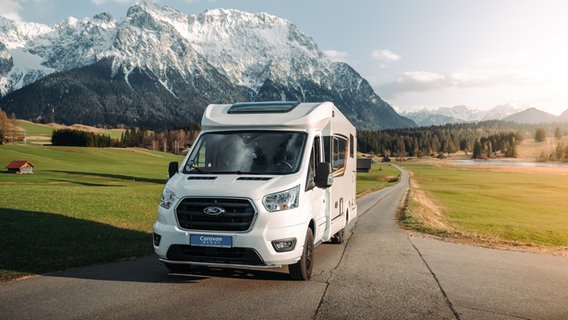 Ein Wohnmobil fährt eine Straße entlang. © Caravan-Wendt 