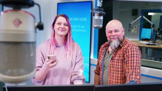 Dania Behm und Stefan Kuna im Hörfunkstudio. © Screenshot 