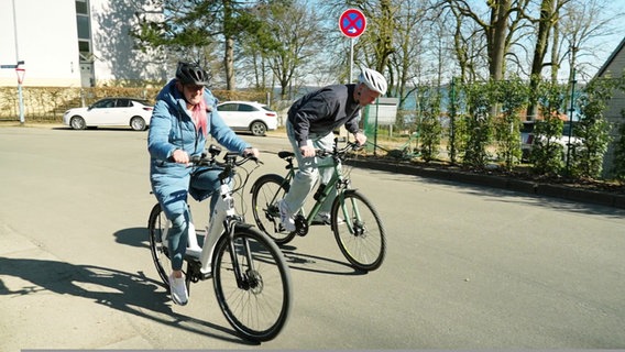 Dania Behm und Nils Söhrens fahren Fahrrad. © Screenshot 