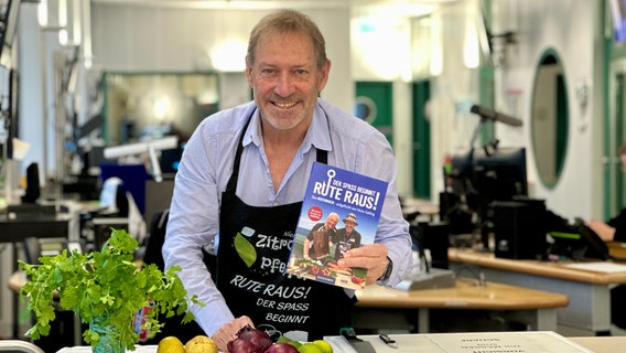 Heinz Galling stellt in der Stefan Kuna Show sein Kochbuch vor. © NDR Foto: Jan Baumgart