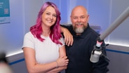 Stefan Kuna und Dania Behm zusammen im NDR 1 Radio MV Studio © NDR Foto: Jan Baumgart