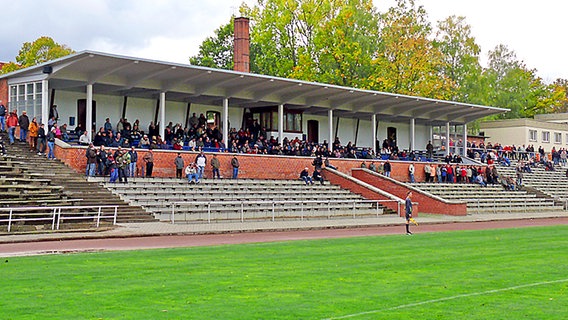 Das Kurt-Bürger-Stadion in Wismar © NDR 
