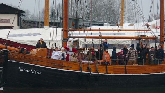 Weihnachtsmann auf einem Schiff  Foto: Birgit Vitense