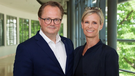 Joachim Böskens and Gordana Patett are in the NDR Landesfunkhaus in Schwerin.  © NDR Photo: Jan-Philipp Baumgart