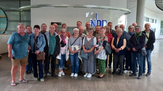 Senioren der IG-Metall-Gewerkschaft stehen im Foyer des NDR Landesfunkhauses in Schwerin © NDR Foto: NDR