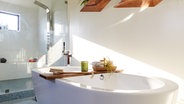 Eine freistehende Badewanne in einem modernen Badezimmer © Colourbox Foto: Monkey Business Images