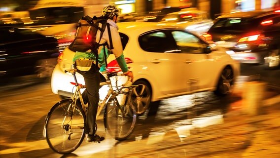 Fahrradfahrer im abendlichen Straßenverkehr © fotolia Foto: Christian Müller