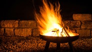 Holz brennt in einer Feuerschale. © fotolia Foto: IdeeID