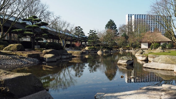 Blick auf das Teehaus am Wasser im japanischen Garten in der Parkanlage Planten un Blomen in Hamburg. © NDR Foto: Anja Deuble