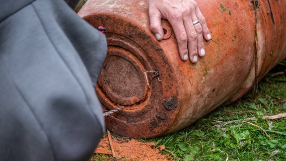 Ein Loch wird in den Boden eines Pflanfgefäßes gebohrt © NDR Foto: Udo Tanske
