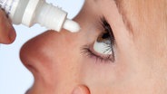 Eine Frau tropft sich Tropfen ins Auge. © fotolia.com Foto: pix4U