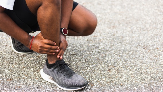 Bänderriss: Mann hält sich vor Schmerz den Fuß © imago / Panthermedia Foto: Sorapop Udomsri