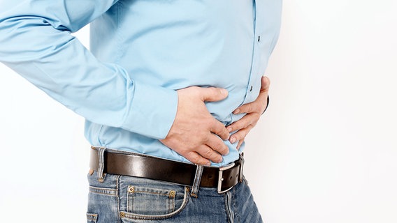 Ein Mann hält sich die Hände vor seinen Bauch. © Fotolia Foto: photophonie