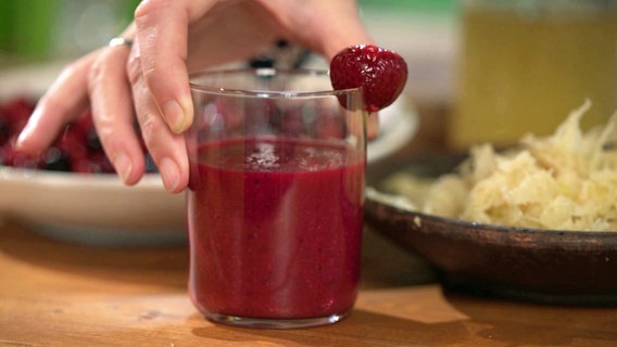 Roter-Bete-Smoothie in einem Glas © NDR 