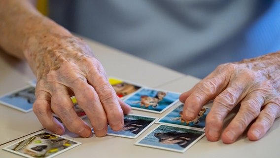 Eine alte Frau spielt Memory. © picture alliance/dpa Foto: Sven Hoppe