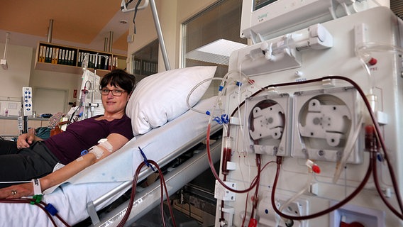 Dialyse: Junge Frau bei der Dialyse im Krankenhaus © IMAGO / Funke Foto Services Foto: Heinz-Werner Rieck