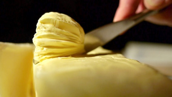 Ein großer Block Butter oder Margarine © NDR 