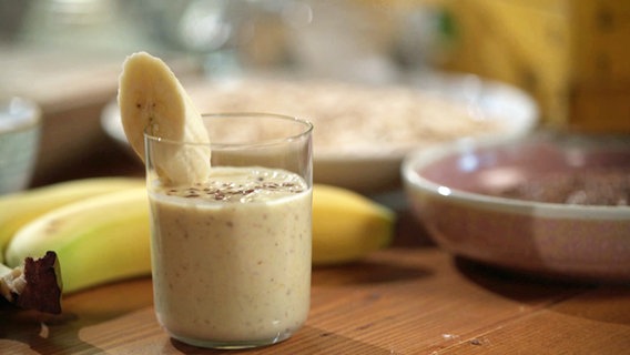 Gelber Hafer-Smoothie in einem Glas © NDR 