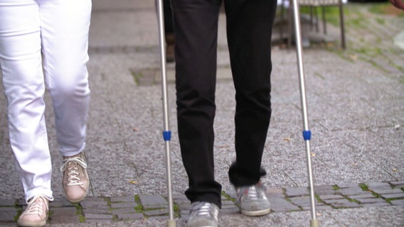 Ein Mensch mit einer Verletzung am Bein © NDR 