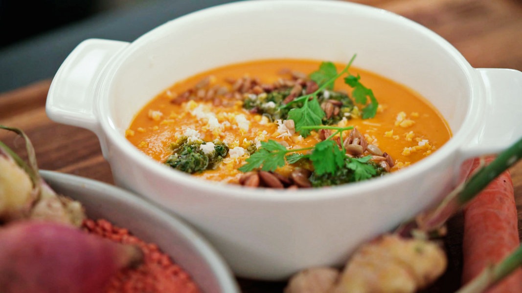 Linsensuppe mit Paprika-Pesto und gerösteten Kernen | NDR.de - Ratgeber ...