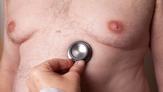 Brust eines übergewichtigen Mannes © picture alliance / imageBROKER | Movementway 