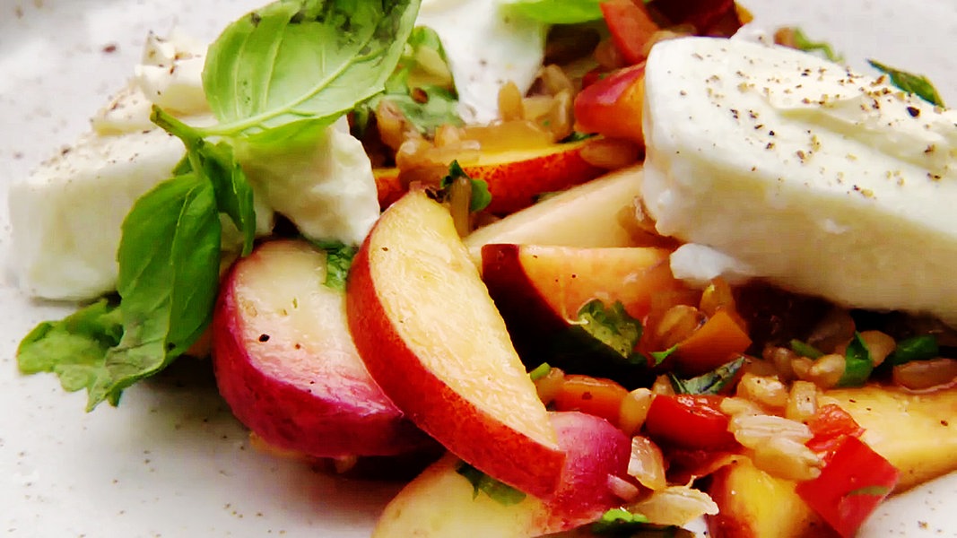 Lauwarmer Grünkern-Salat mit Pfirsichen | NDR.de - Ratgeber - Kochen ...