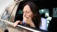 Eine Frau im Auto leidet unter Übelkeit. Sie hält sich die Hand vor den Mund. © Panthermedia Foto: Panthermedia | AndreyPopov