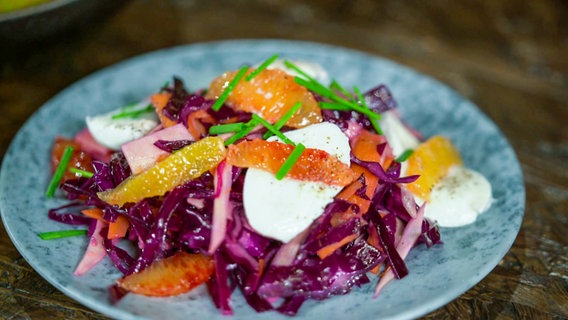 Ein Teller mit Rotkohlsalat mit Pastinake, Karotte und Mozzarella © NDR 