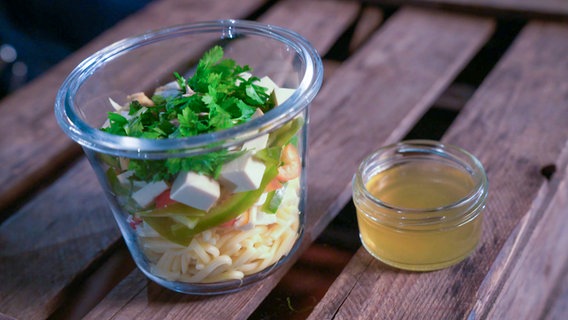 Schichtsuppe in einem Glas zum Mitnehmen angerichtet. © NDR 