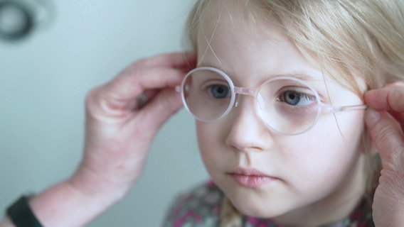 Mädchen bekommt Brille gegen das Schielen © BR 