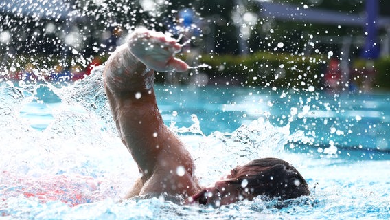 Ein Mann schwimmt. © picture alliance / Eibner-Pressefoto | Eibner-Pressefoto 