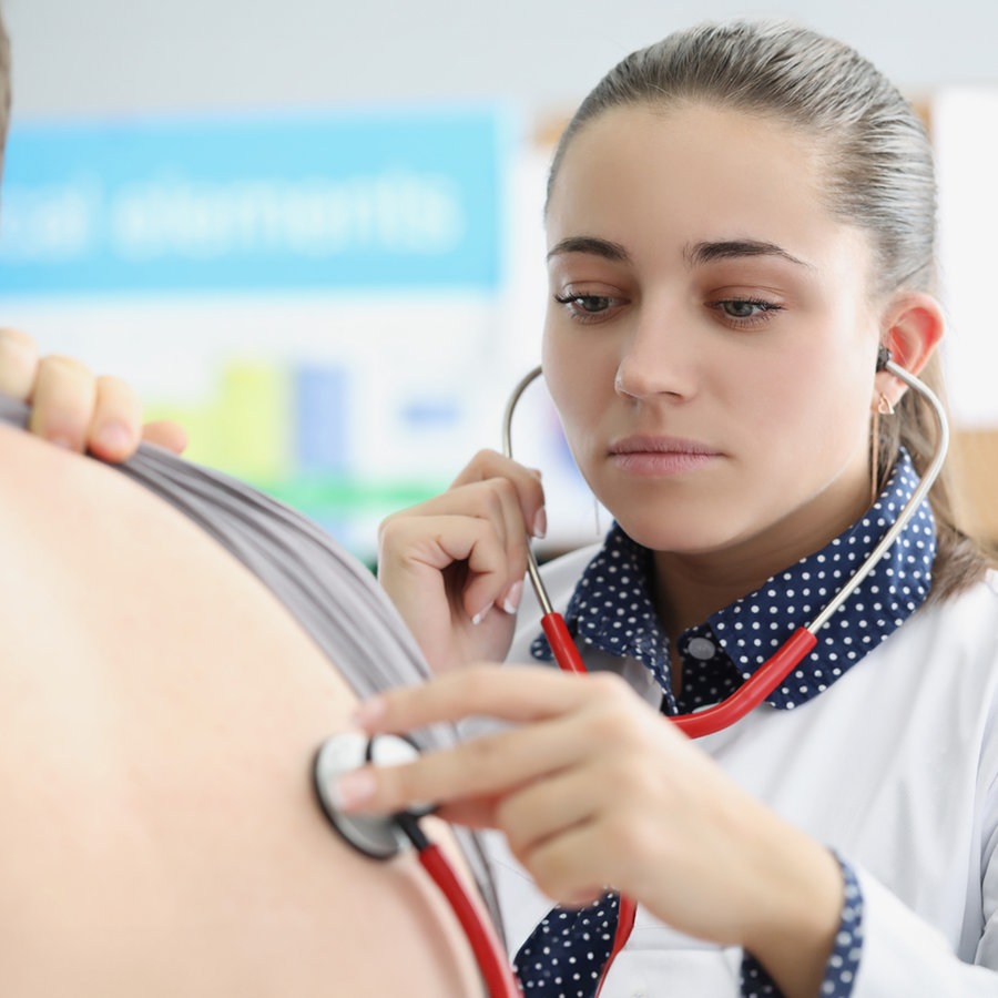 Eine junge Ärztin hört einen Patienten mit einem Stethoskop ab. © Colourbox 