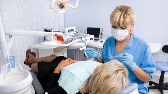 Eine Zahnärztin in einer Praxis behandelt eine Patientin © Colourbox Foto:  Serghei Starus