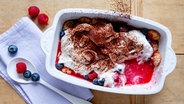 Ein Auflaufform mit Beeren-Tiramisu steht auf einem Tisch. © NDR Foto: Claudia Timmann