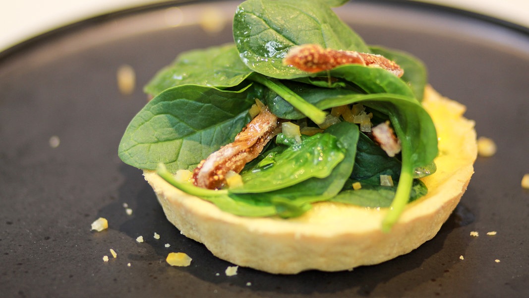 Gorgonzola-Tarte mit Spinatsalat und Salzzitronen | NDR.de - Ratgeber ...