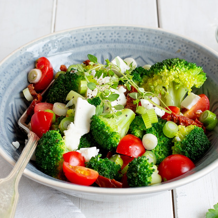 Mediterraner Brokkoli-Salat | NDR.de Ratgeber Kochen - - Rezepte 