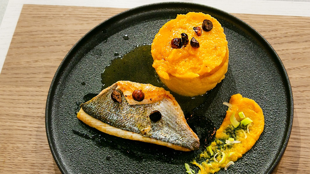 Dorade mit Polenta, Kürbispüree und Limetten-Butter | NDR.de - Ratgeber ...