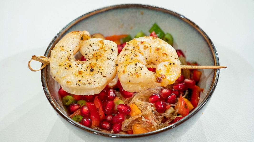 Thailändischer Glasnudel-Salat mit Garnelen-Spieß | NDR.de - Ratgeber ...