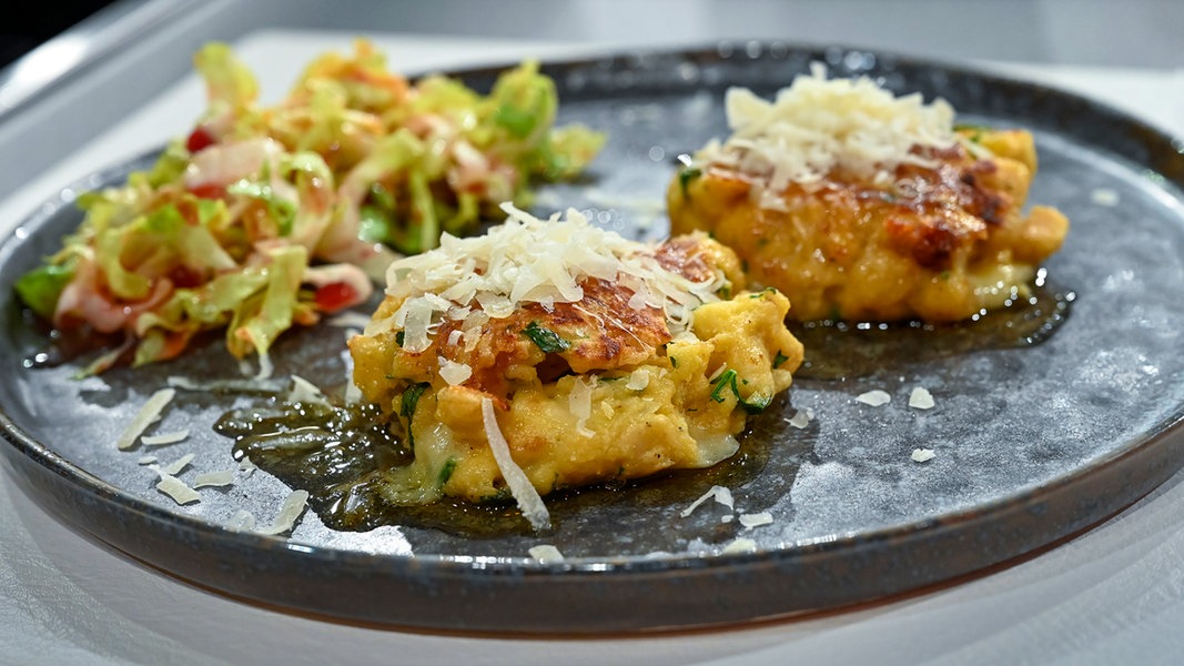 Tiroler Kaspressknödel mit Endiviensalat | NDR.de - Ratgeber - Kochen ...