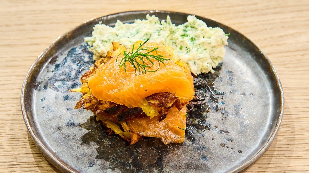 Reibekuchen-Lachs-Türmchen mit Kräutercreme | NDR.de - Ratgeber ...