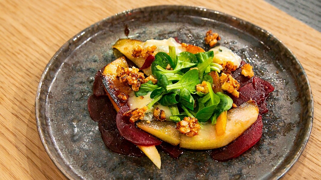 Rote-Bete-Carpaccio mit Birne, Walnüssen und Gorgonzola | NDR.de ...