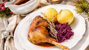 Gänsekeule mit Klößen und Rotkohl auf einem Teller serviert. © Panthermedia Foto: alexraths