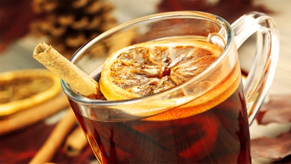 Ein Glas Glühwein mit Orange und Zimt. © Cogipix - Fotolia.com Foto: Cogipix