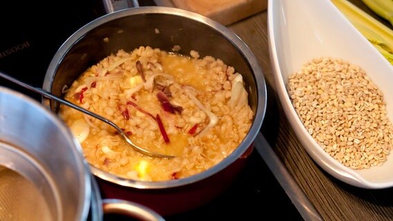 Graupen-Risotto mit roten Lauchzwiebeln in einem Topf © NDR Foto: Claudia Timmann